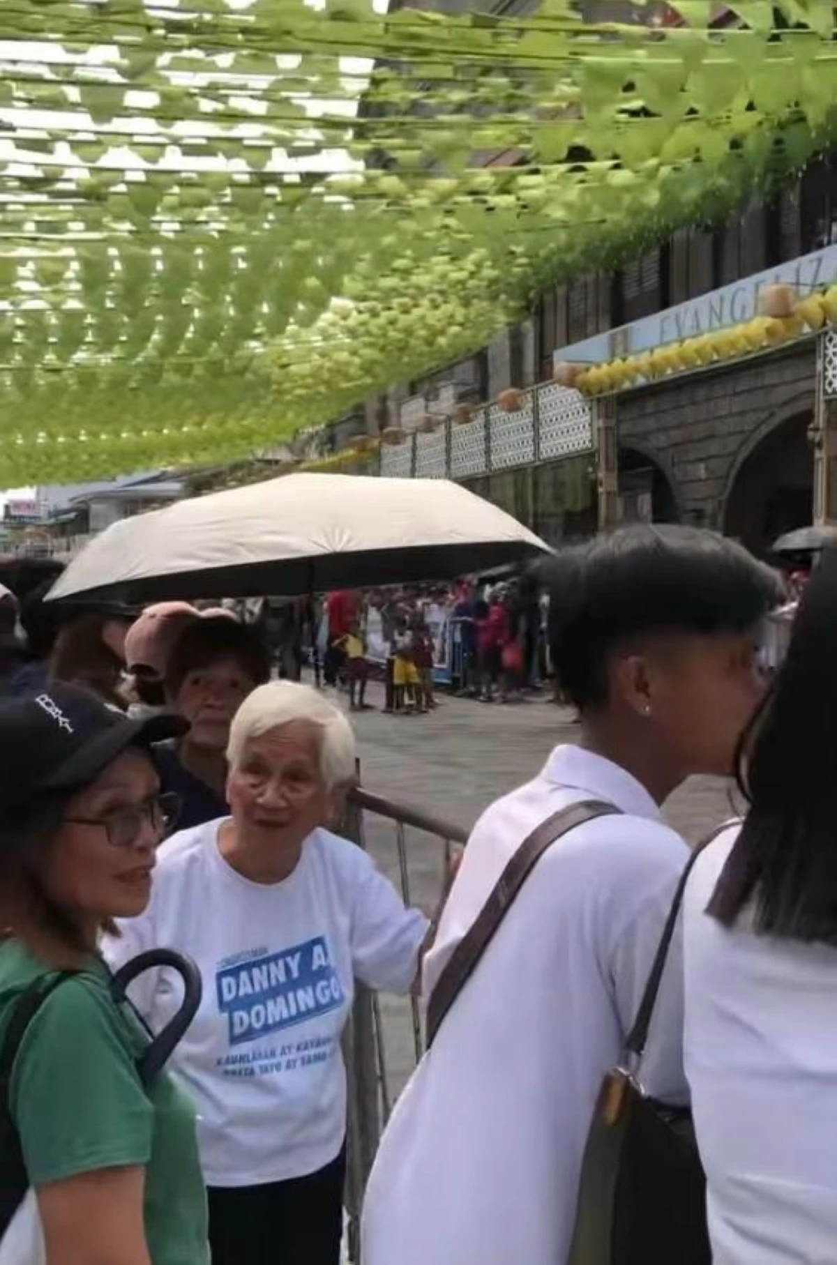 Residents and visitors brave the heat as they await the carabaos’ symbolic kneeling in front of San Isidro Labrador Church. (Photo from Mayor RJ Peralta/Facebook)