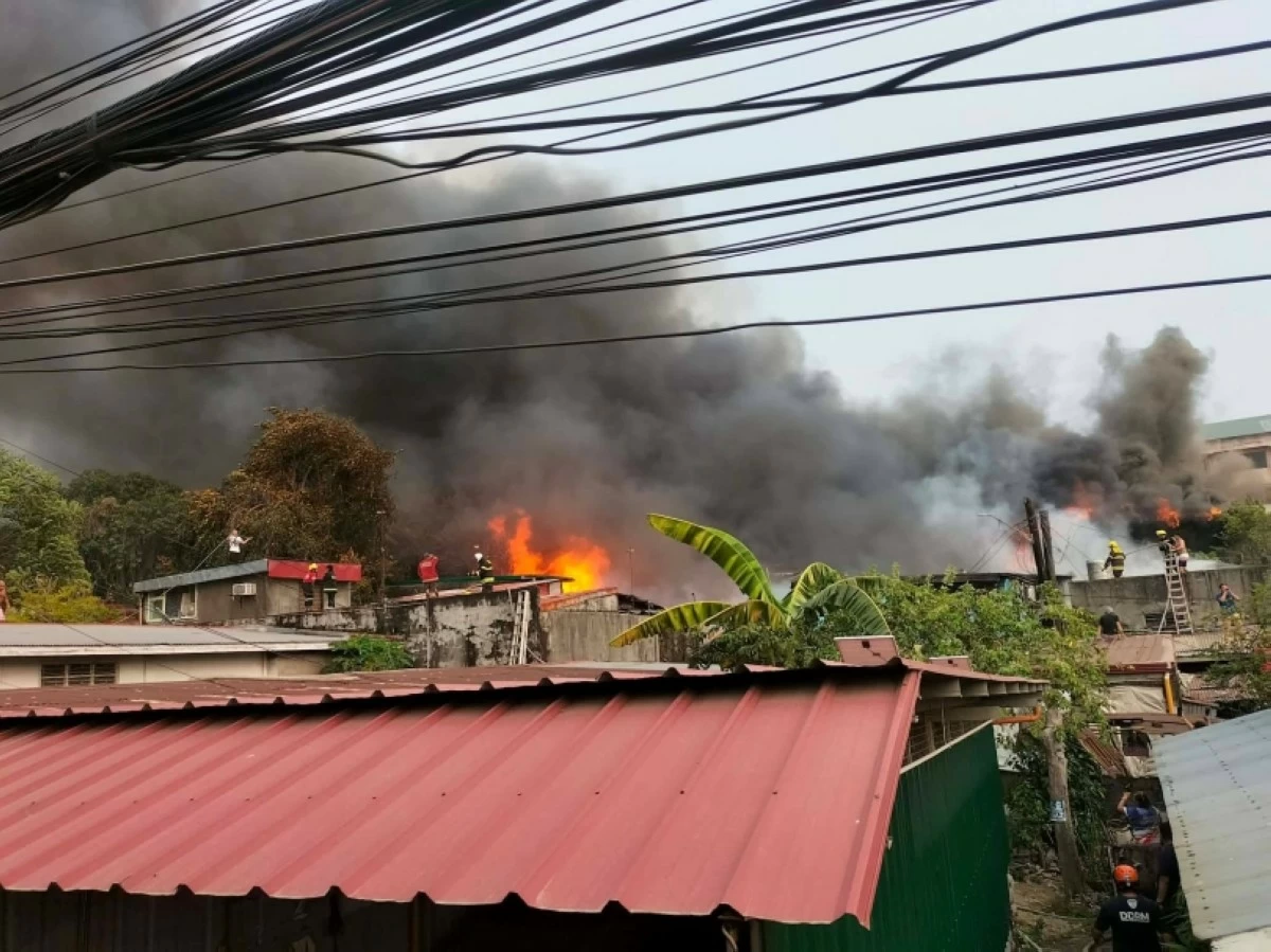 The fire in Dela Cruz Compound in Summitville Subdivision, Barangay Putatan, Muntinlupa, on May 14 (Photo from BDRRM Ayala Alabang on Facebook)
