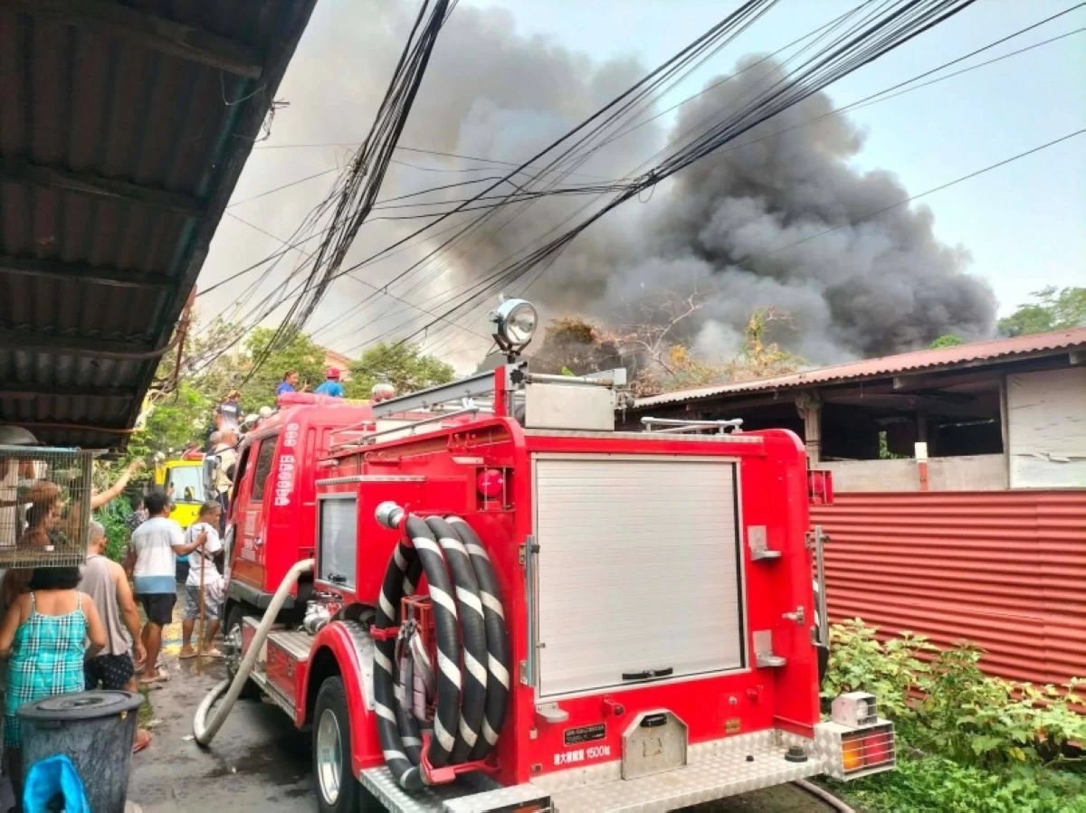 The fire in Dela Cruz Compound in Summitville Subdivision, Barangay Putatan, Muntinlupa, on May 14 (Photo from BDRRM Ayala Alabang on Facebook)