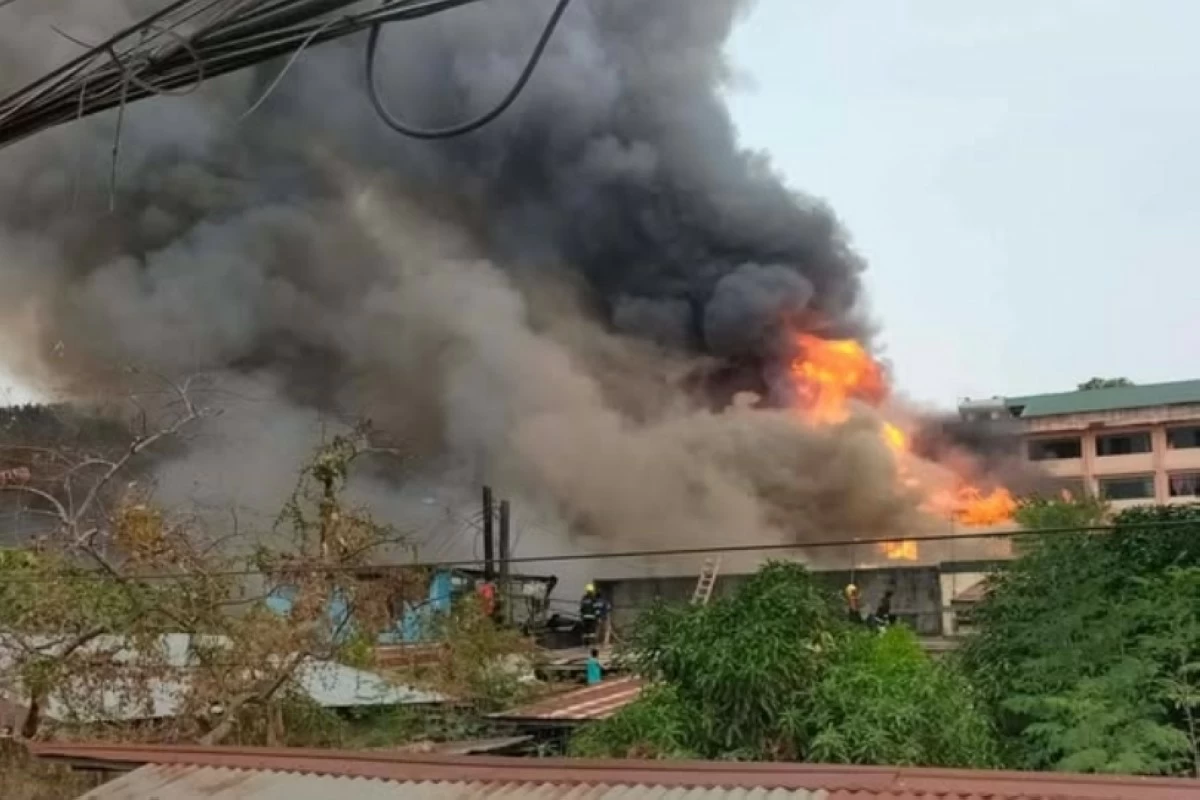 The fire in Dela Cruz Compound in Summitville Subdivision, Barangay Putatan, Muntinlupa, on May 14 (Photo from BDRRM Ayala Alabang on Facebook)