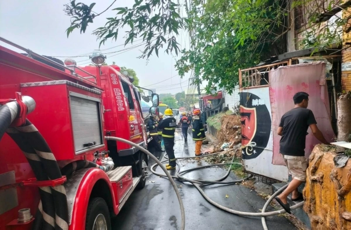 The fire in Soldiers Hills Village in Barangay Putatan, Muntinlupa, on May 15 (Photo from BDRRM Ayala Alabang on Facebook)