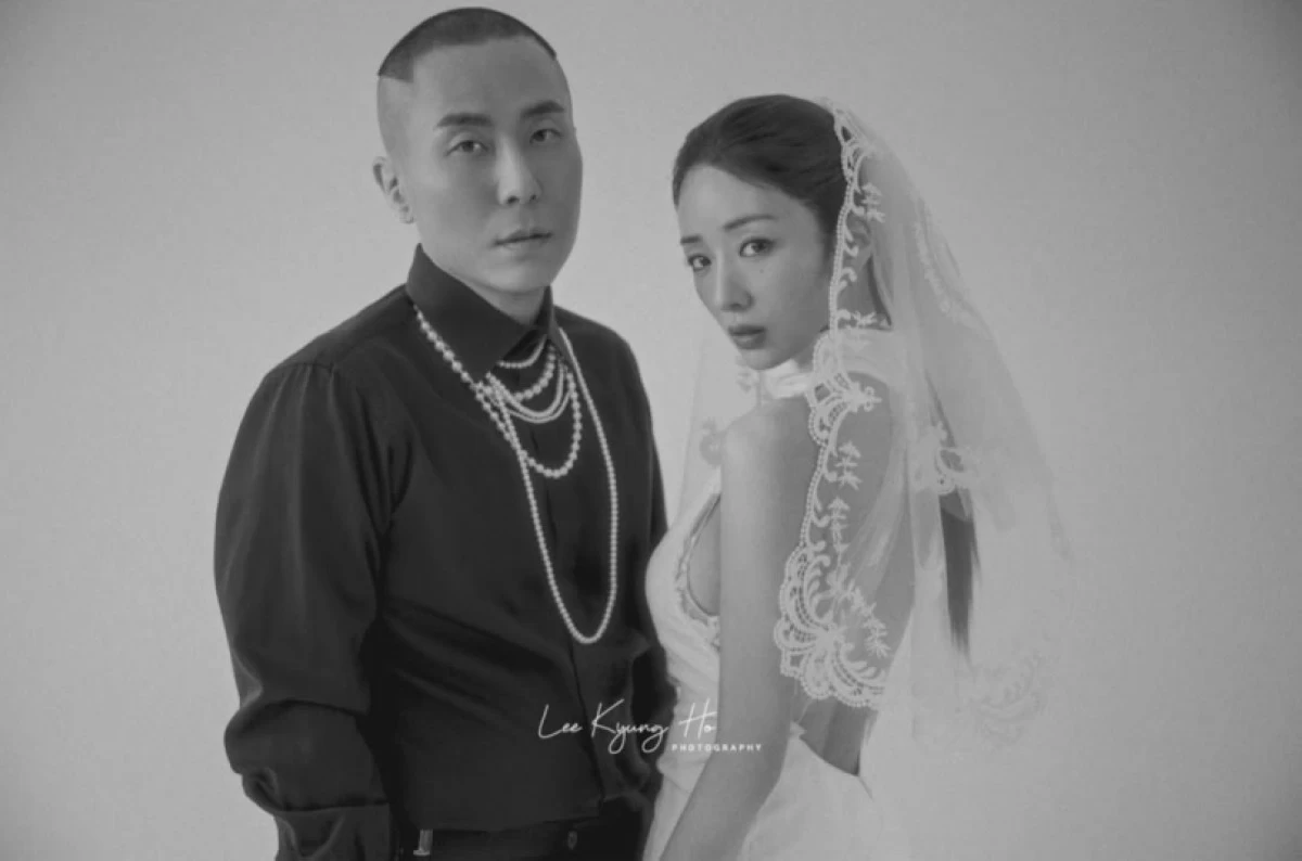 Rado (left) and Bomi in a pre-wedding photo (Photo from Lee Kyung-ho Photography on Instagram) 