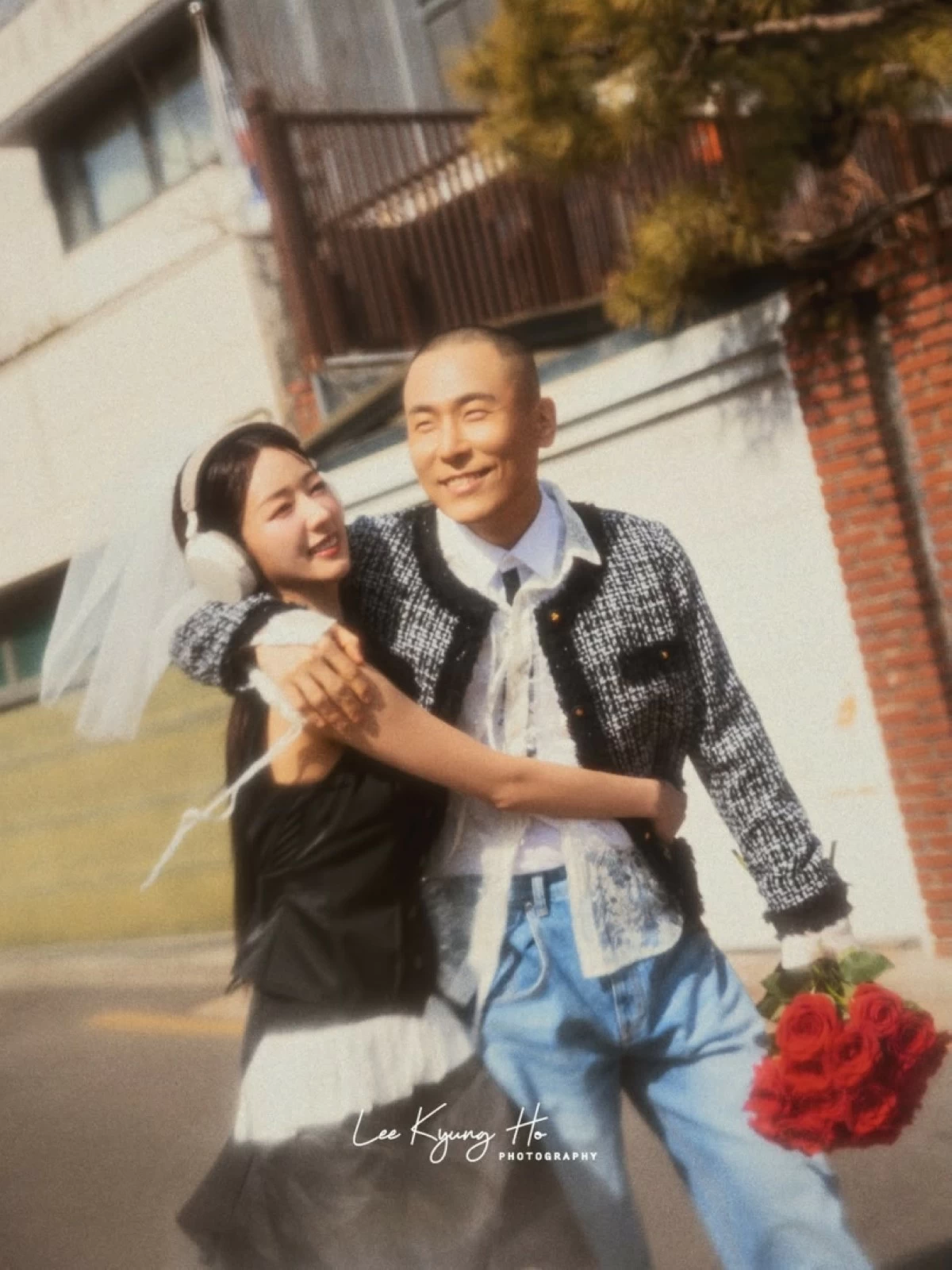 Rado and Bomi in a pre-wedding photo (Photo from Lee Kyung-ho Photography on Instagram) 