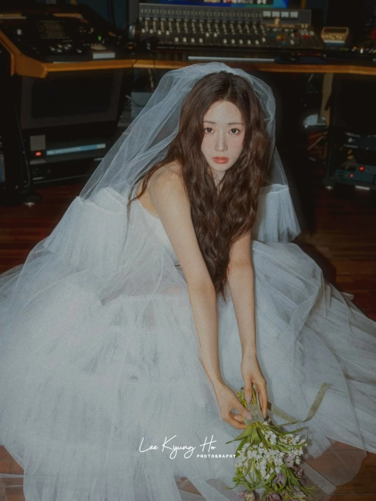 Bomi in a pre-wedding photo (Photo from Lee Kyung-ho Photography on Instagram) 