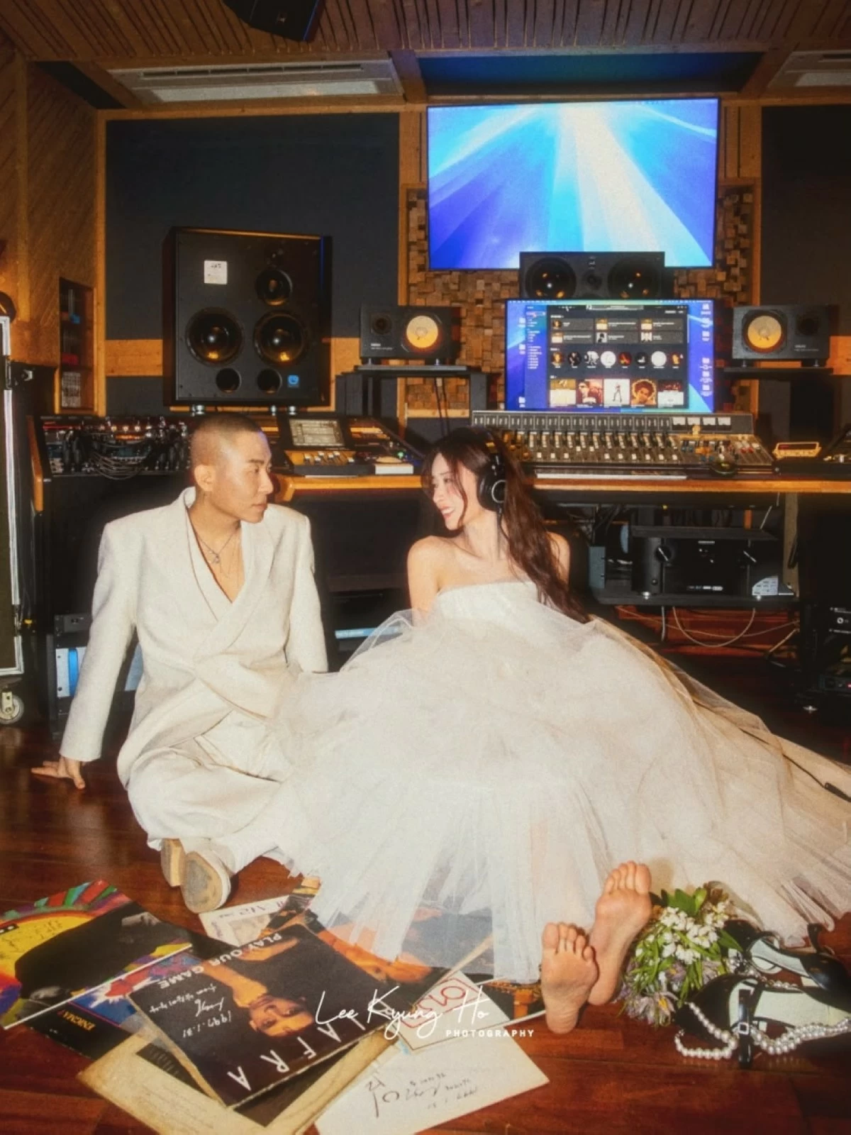 Rado (left) and Bomi in a pre-wedding photo (Photo from Lee Kyung-ho Photography on Instagram) 