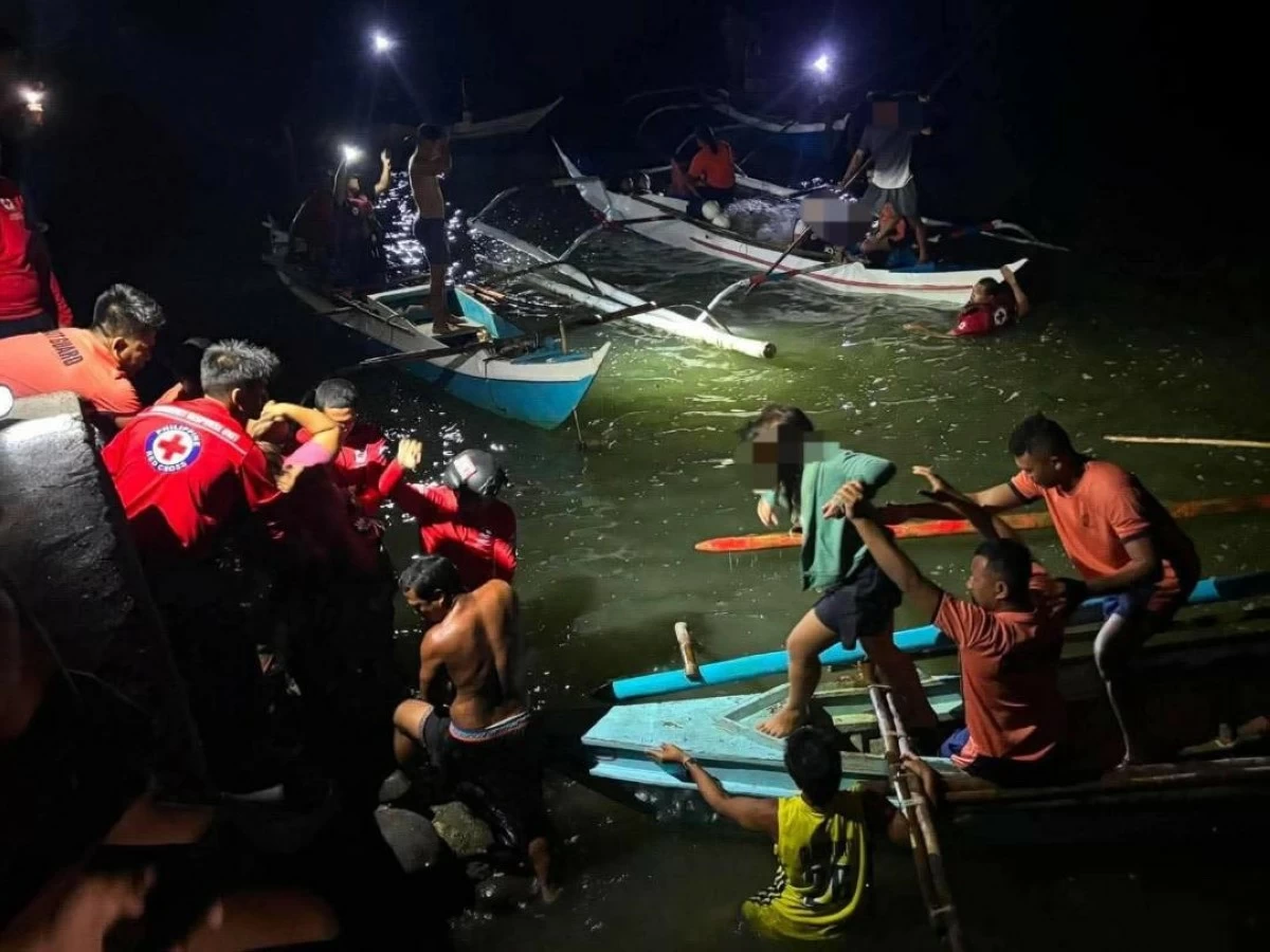 ELEVEN passengers were rescued by authorities after their boat capsized in Barangay Calumangan, Bago City, Negros Occidental on Friday, May 15. (Coast Guard District Southern Visayas)