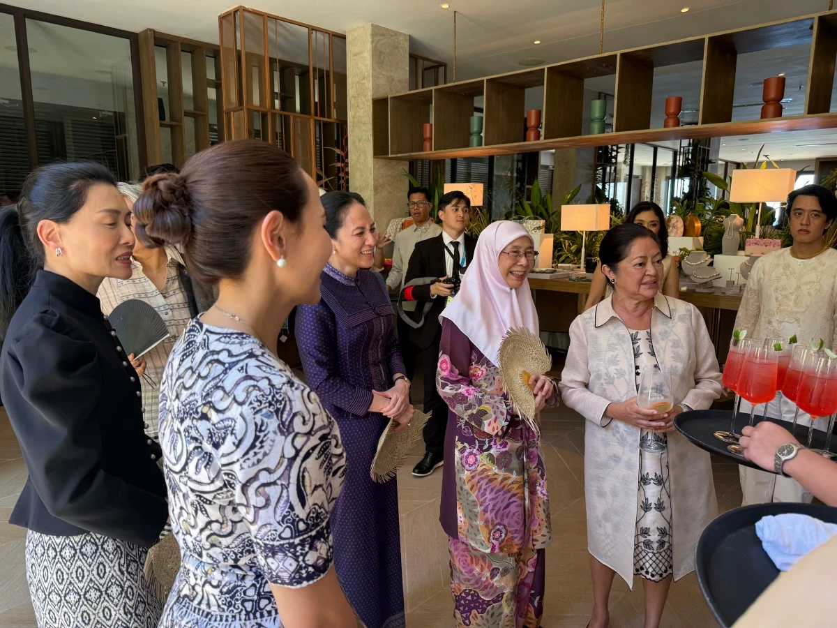 Our First Lady, Liza Araneta-Marcos, hosting the lunch for the spouses of the Heads of State of Cambodia, Malaysia, Singapore, and Thailand. At the Sheraton Mactan.