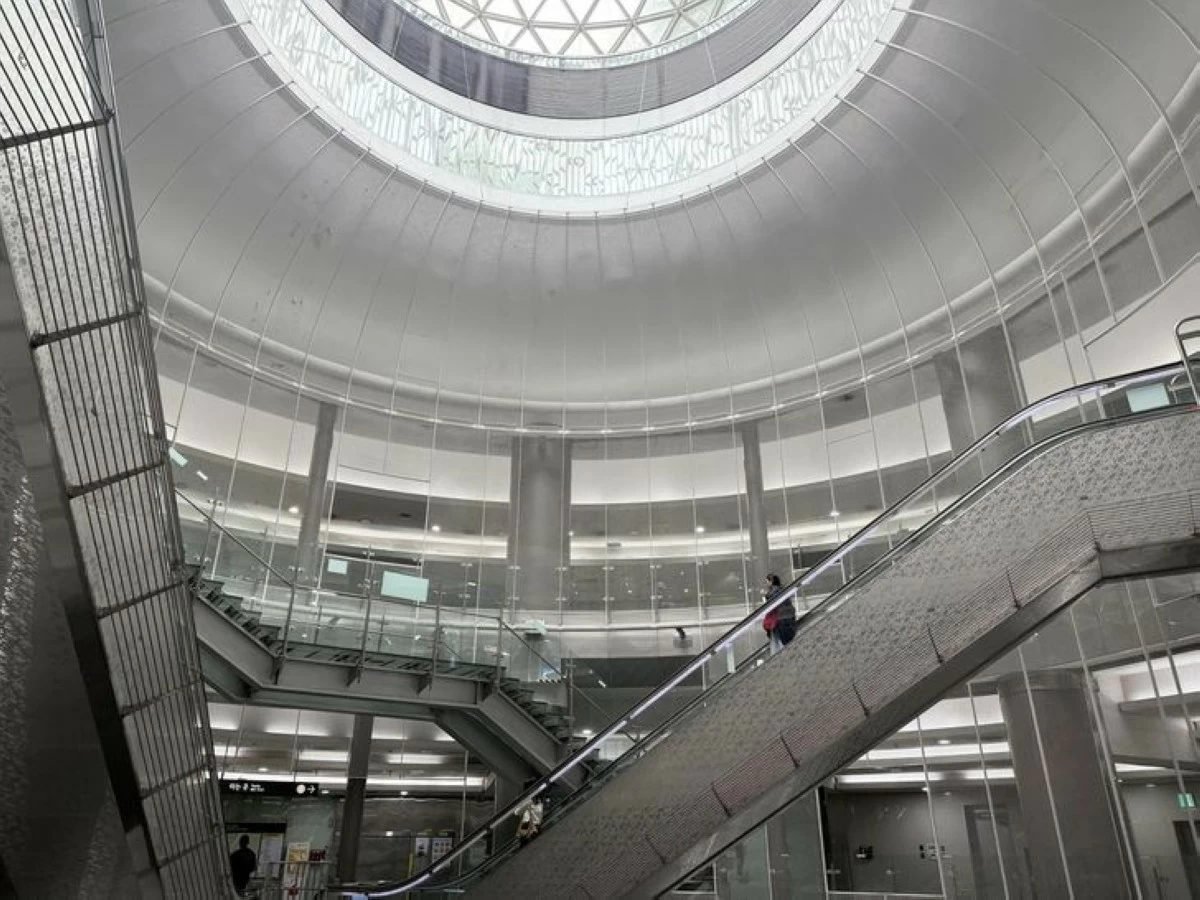 Passengers ride escalators at Noksapyeong Station in Seoul, Monday. (Photo: The Korea Times/Lee Hae-rin)