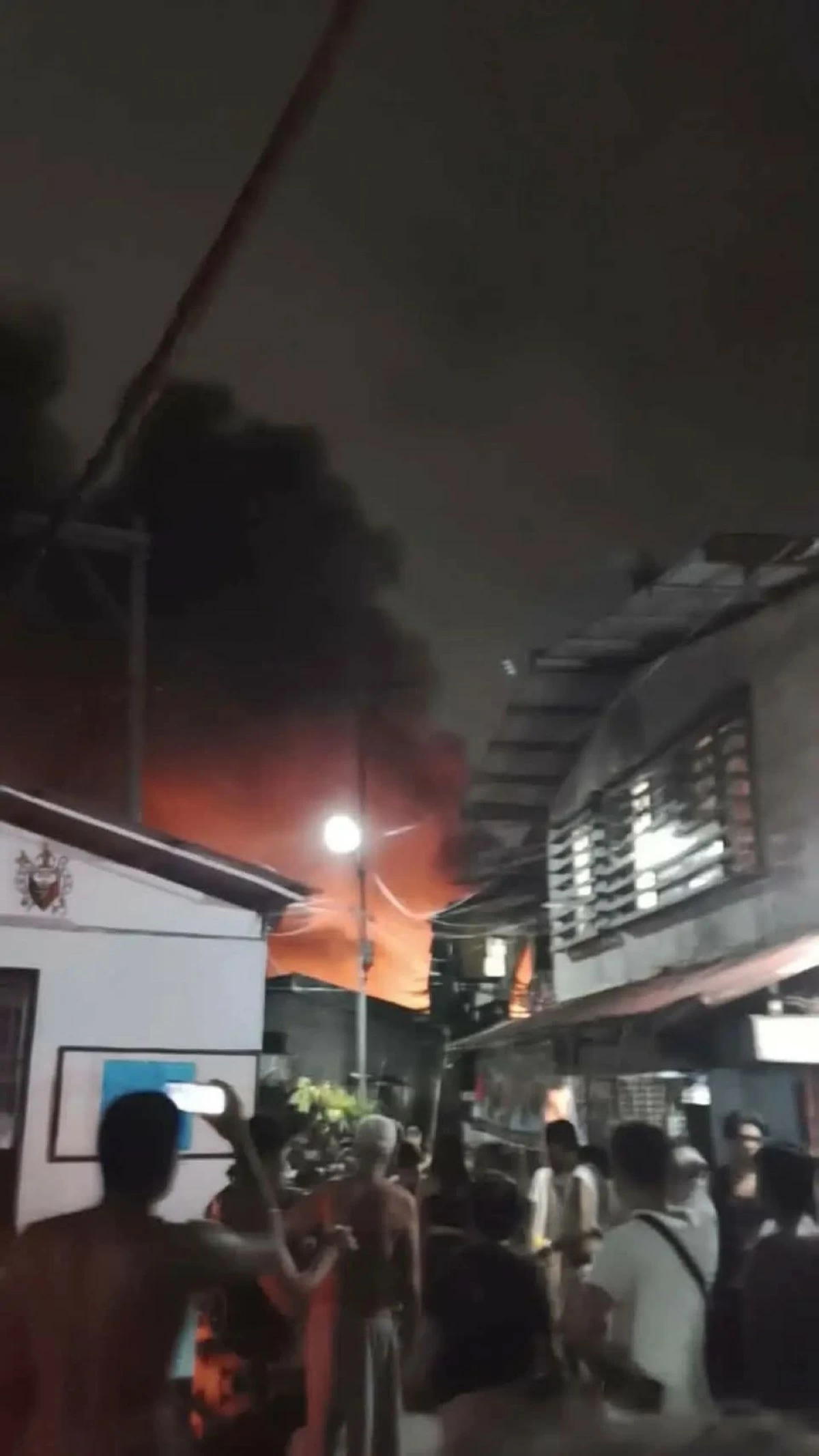 Fire engulfs a residential area in Barangay Bagbag, Novaliches, Quezon City. (Photo courtesy of Ako si Kris)
