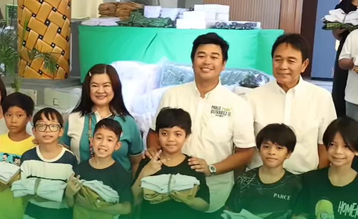 Mayor Edwin Olivarez with Councilor Pablo “Pao” Olivarez II and the student beneficiaries (Photo from Paranaque PIO)