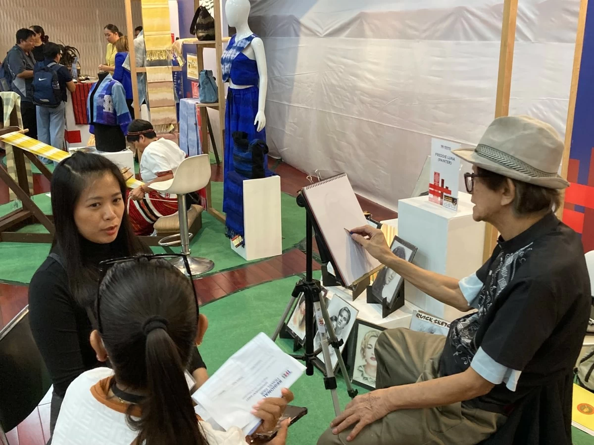 ARTIST AT WORK Painter Freddie Luna Cruz making quick portraits of convention attendees