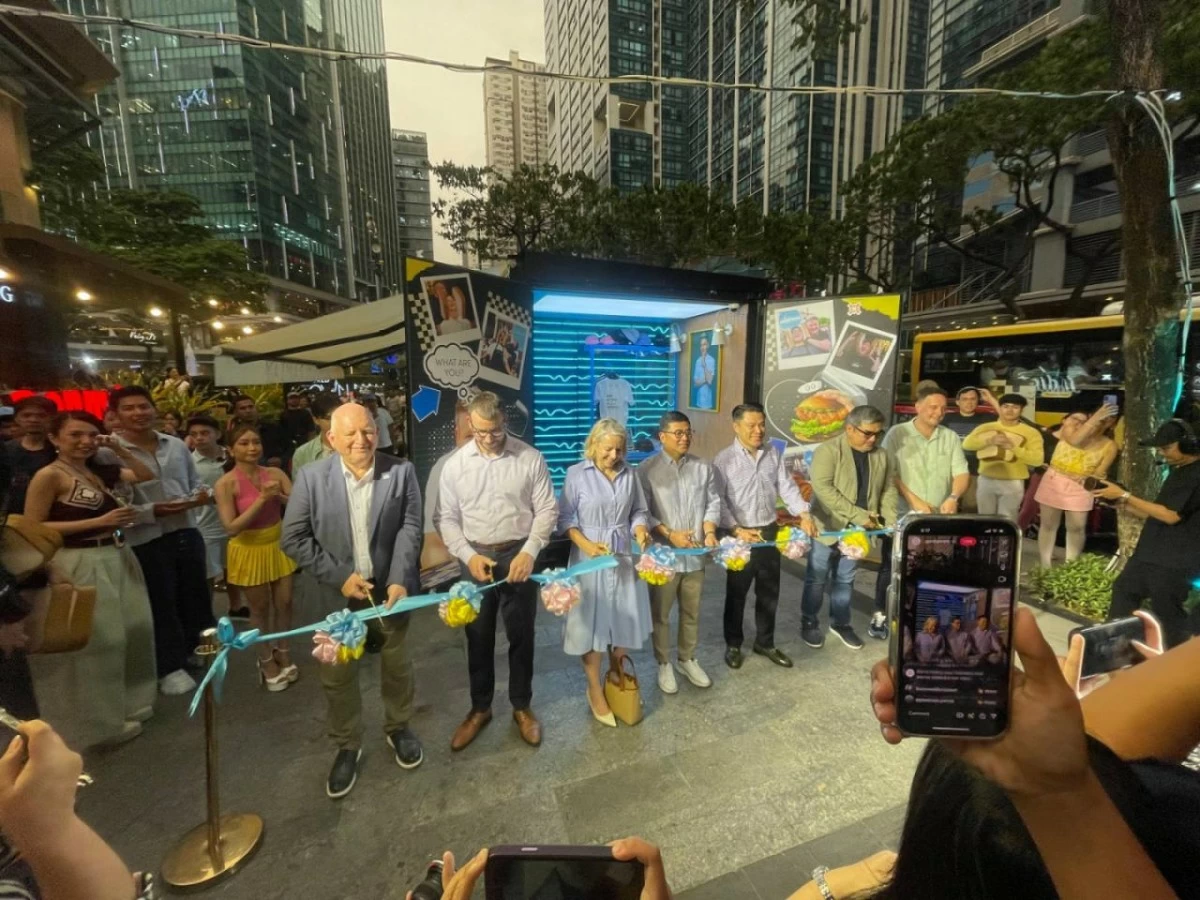 CUTTING THROUGH THE HEAT Graham Coates, vice president of Megaworld Lifestyle Malls; Lance Gautreaux, chief operating officer of Newport World Resorts; British Ambassador to the Philippines and Palau Sarah Hulton OBE; Taguig City Councilor Jomil Serna; Kevin L. Tan, president and CEO of Alliance Global Group; Raymond Magdaluyo, managing partner of Gordon Ramsay Restaurants Philippines; and Ryan Behr, senior director for F&B luxury brands of Travellers Signature Restaurants, lead the ribbon-cutting ceremony for the opening of the Idiot Sandwich pop-up in Uptown Parade, BGC (Photo: Megaworld)