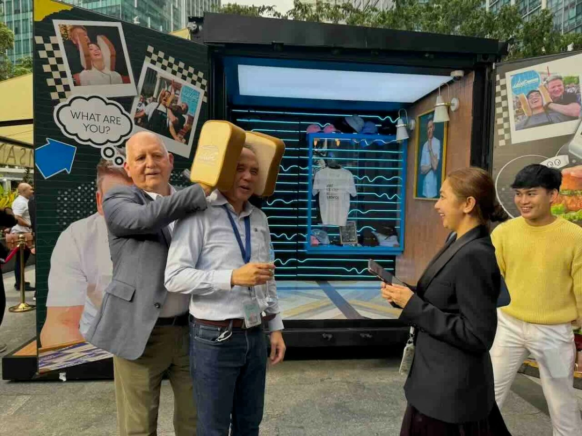 IDIOT MOMENTS Guests pose for their own “Idiot Sandwich” moment during the launch event at Uptown Parade in BGC. (Photo: Feliciano Rodriguez III/Manila Bulletin)