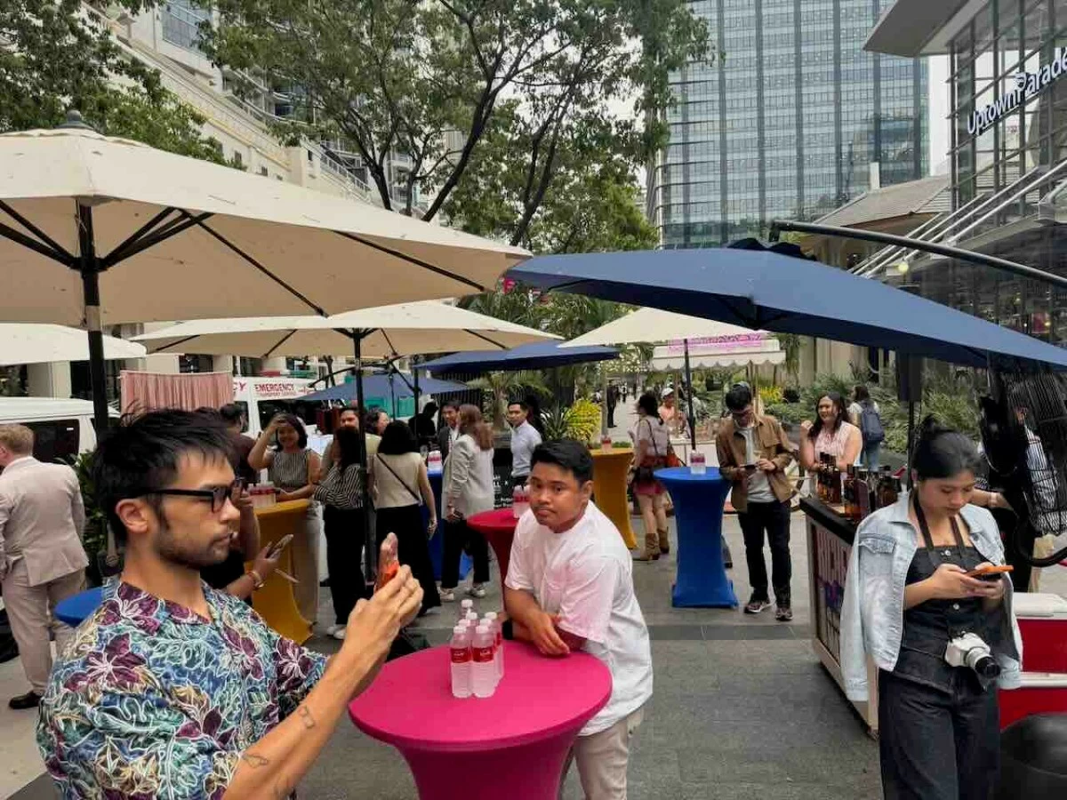 HEAT WAVE HANGOUT Guests gather under the afternoon heat at the outdoor launch venue, which transformed Uptown Parade into a lively street-party setting. (Photo: Feliciano Rodriguez III/Manila Bulletin)