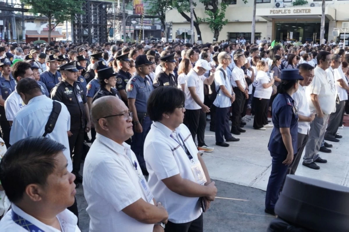 Employees during a flag-raising ceremony at the Muntinlupa City hall (Photo from the Muntinlupa PIO) 
