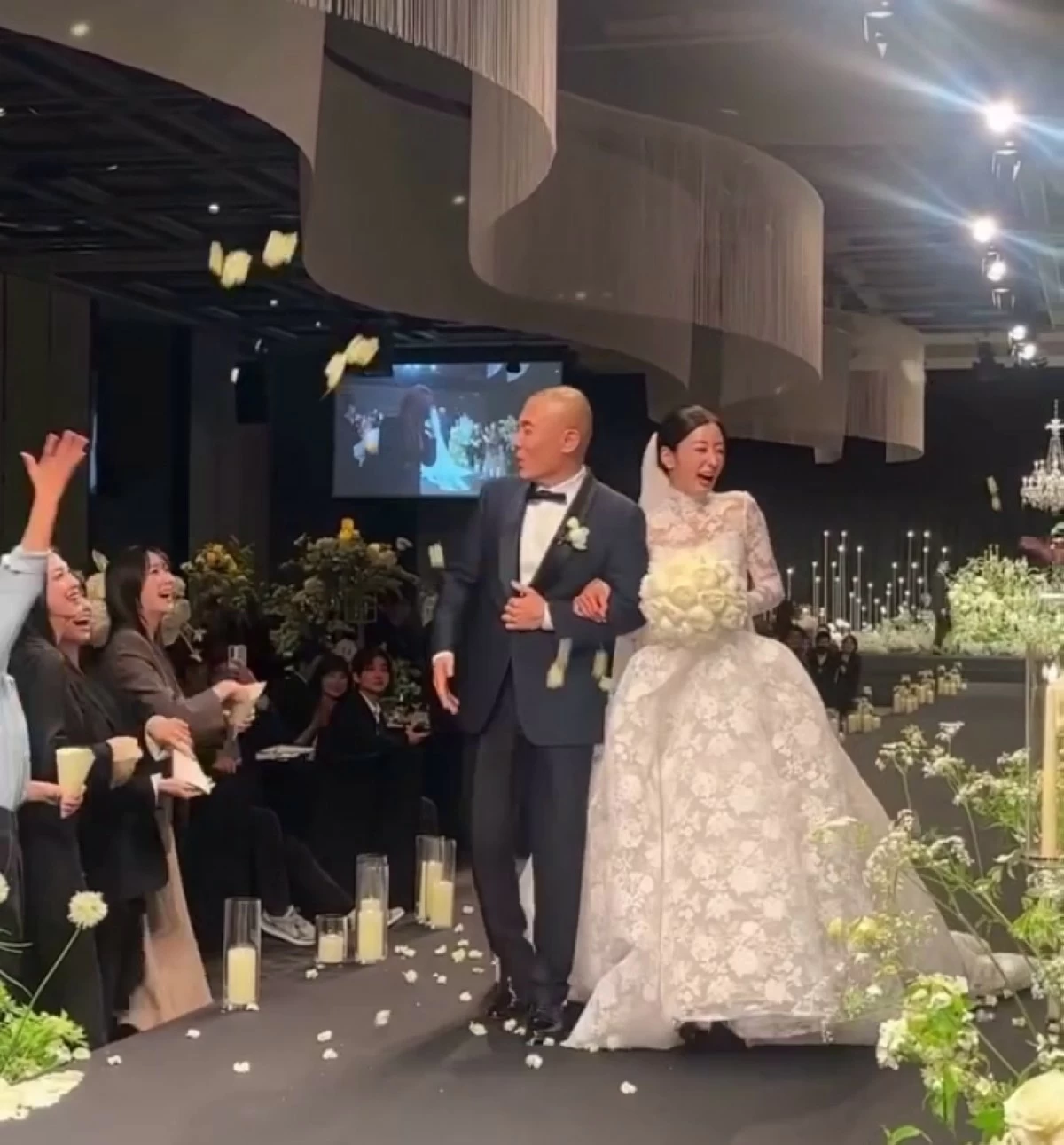 Apink's Bomi (right) and music producer Rado at their wedding on May 16 in Seoul (Screenshot from Lee Kyung-ho Photography video on Instagram)