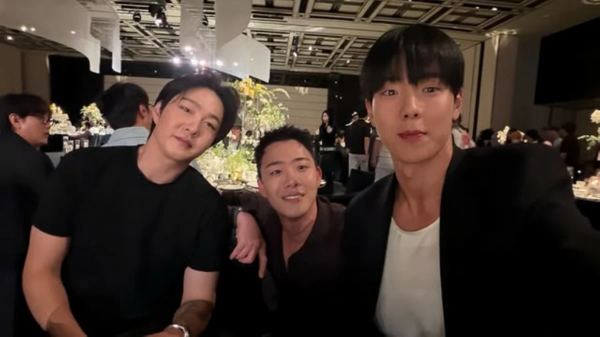 Actor Cha Hyun Seung with BTOB's Changsub and Monsta X's Shownu at the wedding (Photo from Cha Hyun Seung's Instagram) 
