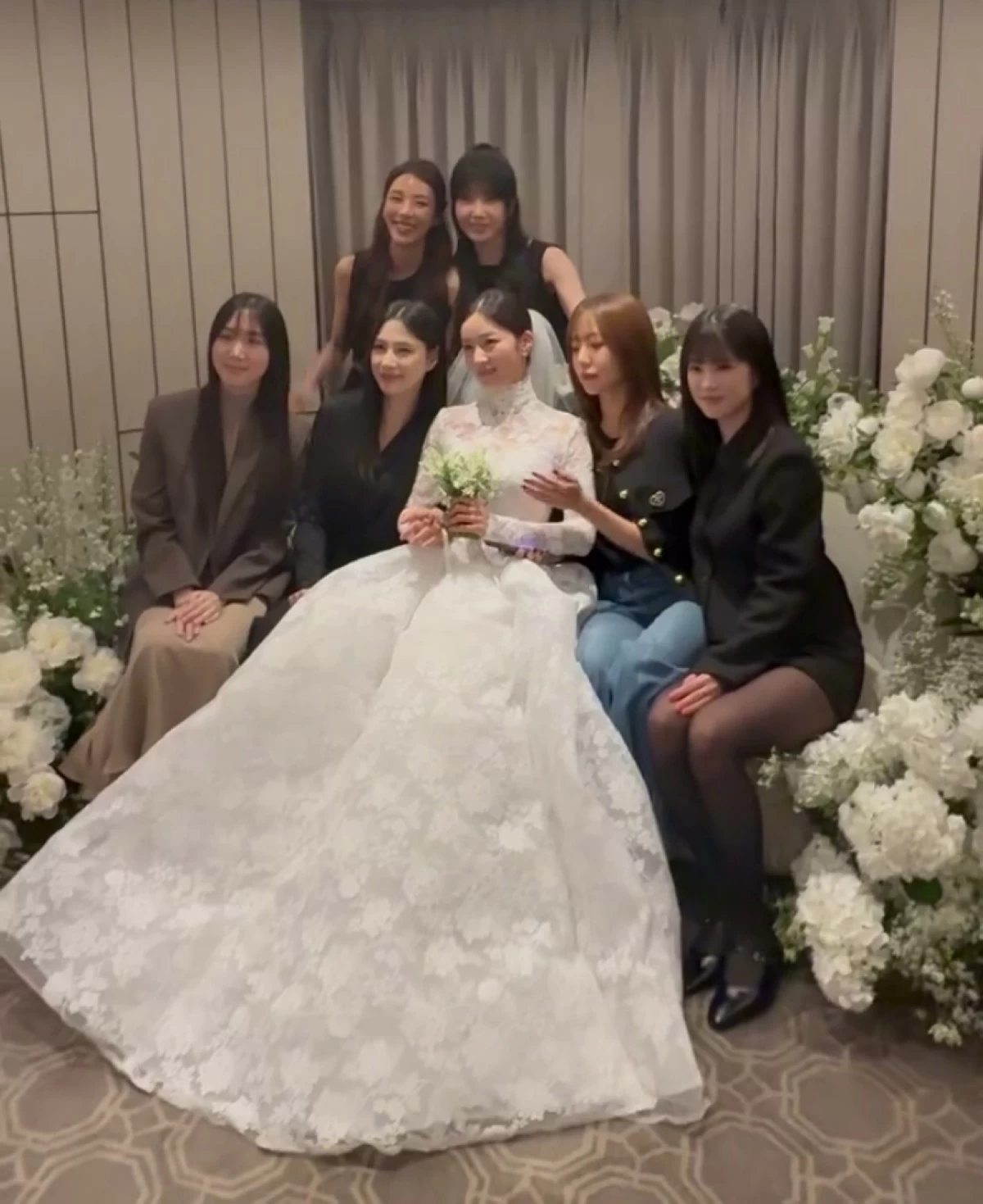 Bomi with current and former members of Apink (Screenshot from Iamwatermoon video on Instagram) 