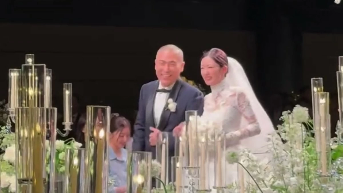 Apink's Bomi (right) and music producer Rado at their wedding on May 16 in Seoul (Screenshot from MakeupHyohyo's video on Instagram) 