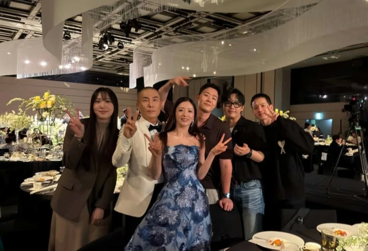 Actor Cha Hyun Seung with Bomi, Rado, and BTOB's Hyunsik and Peniel at the wedding (Photo from Cha Hyun Seung's Instagram) 

