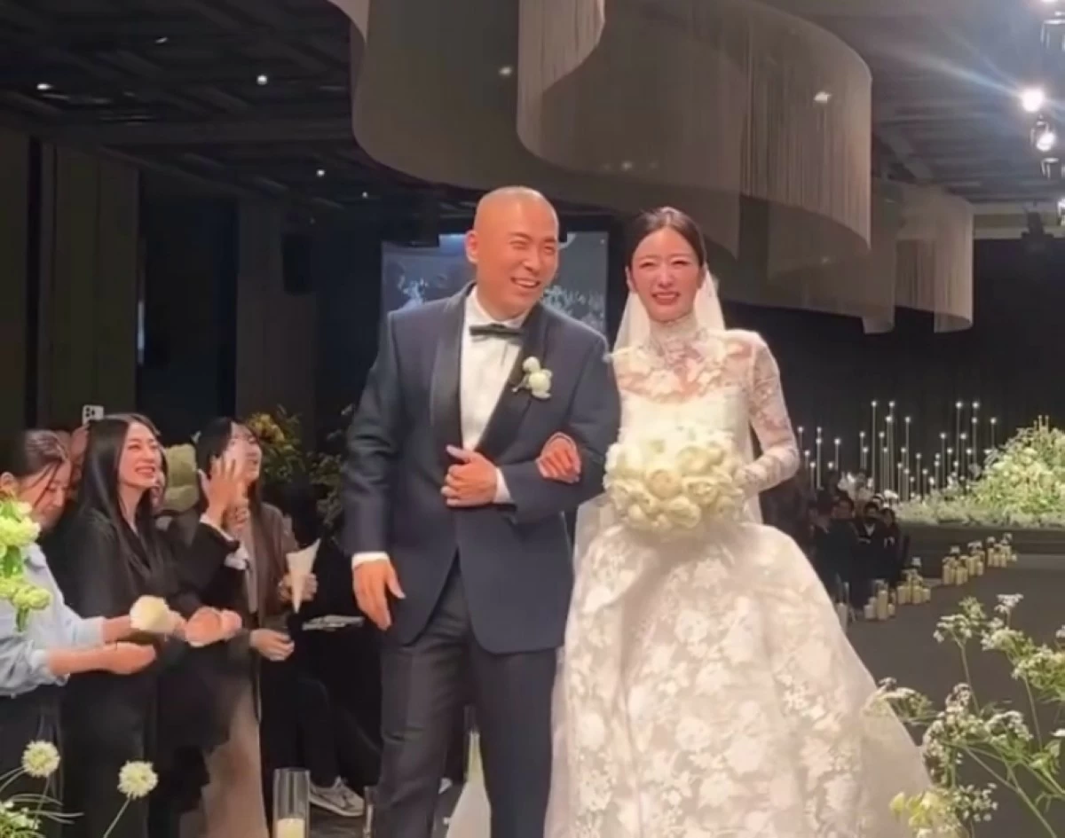Apink's Bomi (right) and music producer Rado at their wedding on May 16 in Seoul (Screenshot from Lee Kyung-ho Photography video on Instagram)