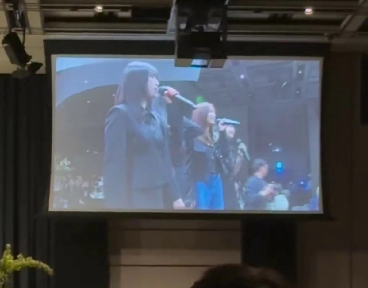 Apink members singing at the wedding (Screenshot from MakeupHyohyo's video on Instagram) 