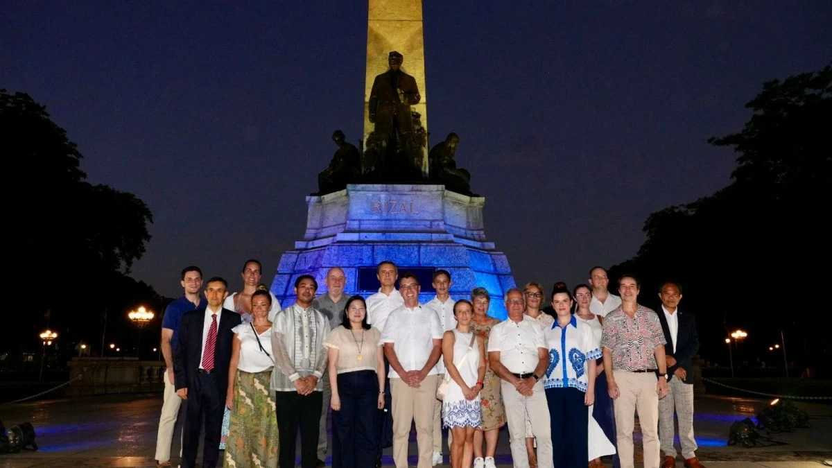 DFA Assistant Secretary for European Affairs Deena Joy D. Amatong, EU ambassadors, and NPDC Deputy Director Jezreel Apelar in front of the Rizal Monument, lit up in colors of the EU.