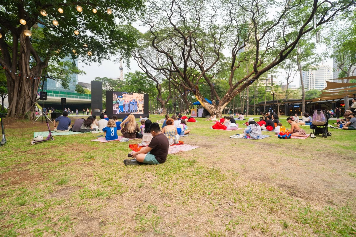 A free-for-all open air cinema also operated at the Ayala Triangle over the weekend for “Goût de France”, showing French movies. 