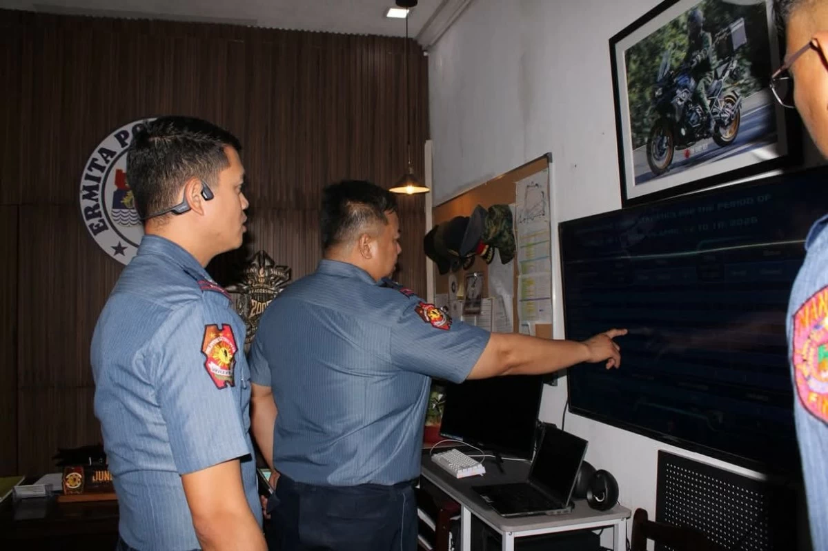 MPD Ermita Station Commander Lt. Col. June Paolo O Abrazado (left) and MPD Chief Brig. Gen. Arnold Santiago (Photo courtesy of MPD PIO)