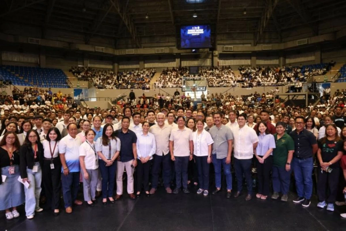 President Ferdinand R. Marcos Jr. joins Makati Mayor Nancy Binay, city officials, and beneficiaries during the rollout of the “Bawat Bayan Makikinabang” program in Makati on Monday, May 18. The initiative will provide rice assistance, educational support, and community development aid to 13,571 families, 115 presidential scholars, and 23 barangays in the city. (Photo from Makati LGU)