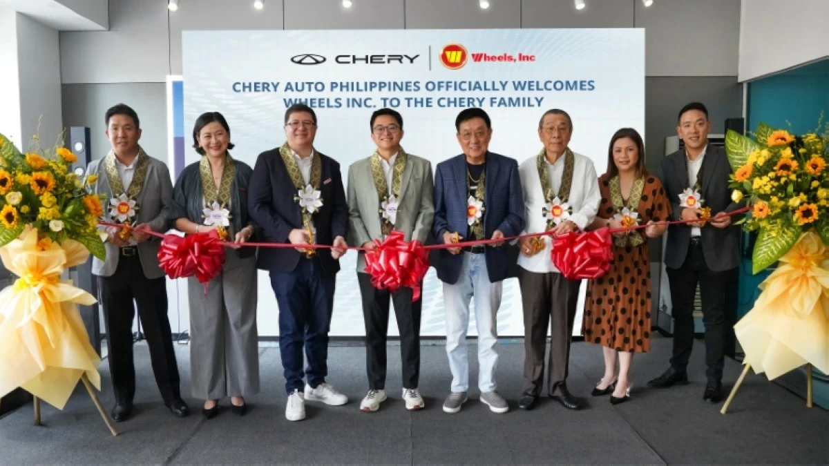 From left: Senior Vice President for Marketing Frederick Teng; UAAGI Chief Marketing Executive & SVP Lyn Buena; Chery Auto Philippines Brand Head Franz Decloedt; UAAGI Deputy Director Joshua Sytin; Wheels Inc. Chairman of the Board Escorton “Gordon” Teng; Wheels Inc. Senior Vice President and Treasurer Antonio Teng; Wheels Inc. Vice President for Sales, Finance, and Insurance Marketing Bernadette Goh-Sy; Wheels Inc. Vice President for Marketing Albern Teng