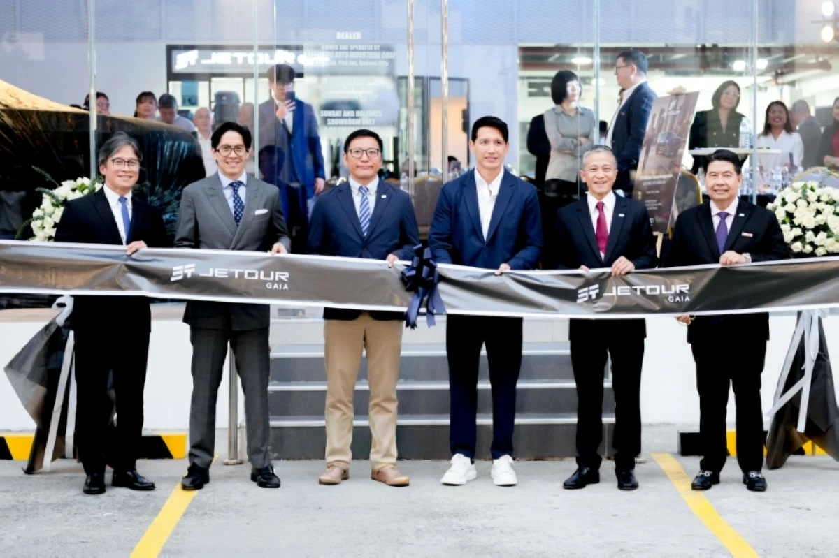 From left: Kenneth Sytin, Vice Chairman, UAAGI Auto Group; Pastor Edric Mendoza, CCF; Tim Zheng, Vice President, Jetour Auto International; Hon. Gian Carlo Sotto, Vice Mayor, Quezon City; Rommel Sytin, Chairman, UAAGI Auto Group; Miguelito Jose, Managing Director, Jetour Gaia.