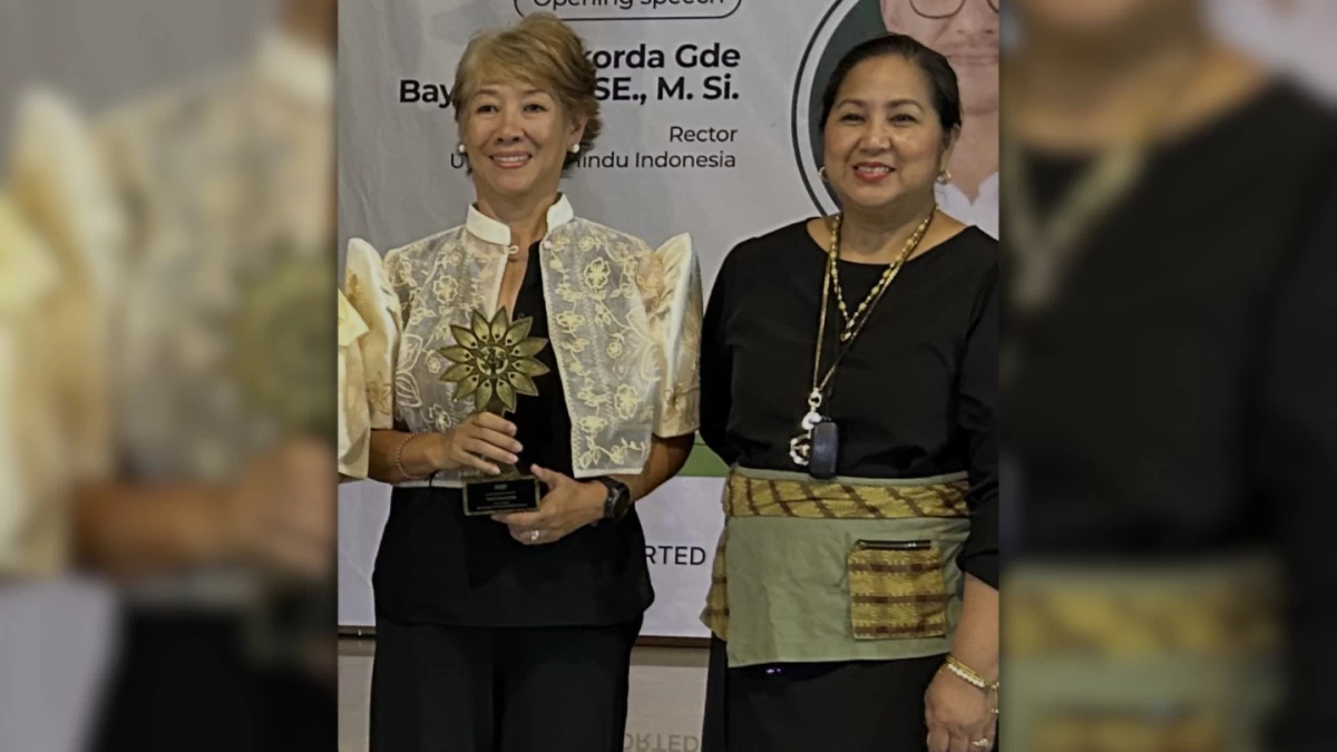 In photo: Naturearth Corp. Founder Zonito Tamase (left) with Arlene Martinez, Vice President of the Asia Small Business Federation, during the presentation ceremony in Denpasar, Bali.