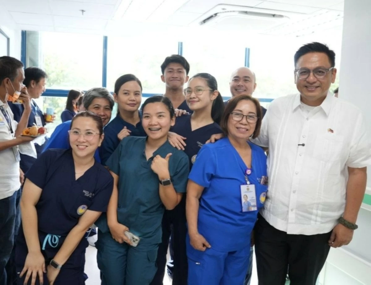 Muntinlupa Mayor Ruffy Biazon with the staff of Ospital ng Muntinlupa (Photo from Mayor Ruffy BIazon's Facebook account)  