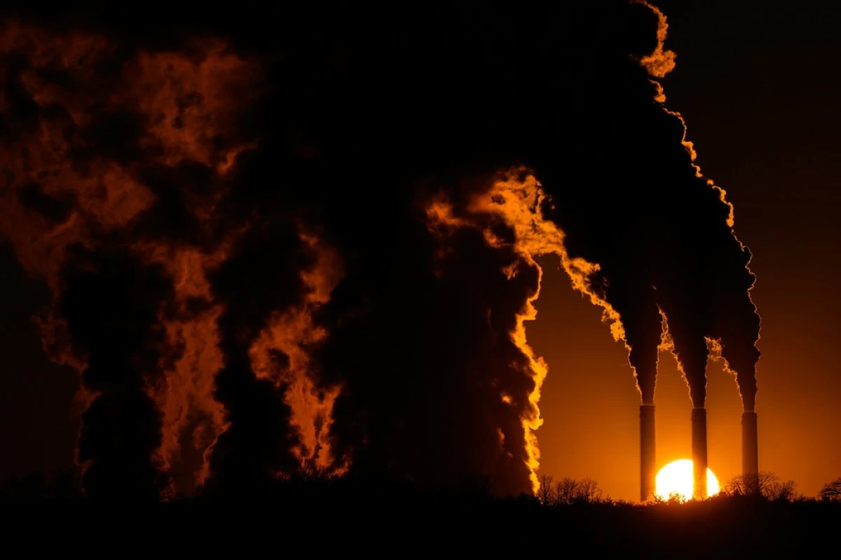 The Jeffrey Energy Center coal-fired power plant operates at sunset near Emmett, Kan., Jan. 3, 2026, in Topeka, Kan. (AP Photo/Charlie Riedel)