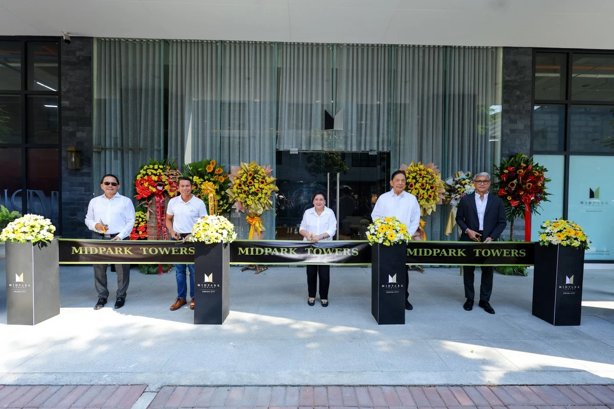 Arch. Carmelo Casas, founder and chairman, Casas Architects, Inc.; Delfin Angelo Wenceslao, president and CEO, D.M. Wenceslao Group; Dr. Alberto Fenix, independent director, D.M. Wenceslao Group; and Ronald Austria, SVP, Luzon Distribution head, Security Bank Corporation (Photo: MidPark Towers)