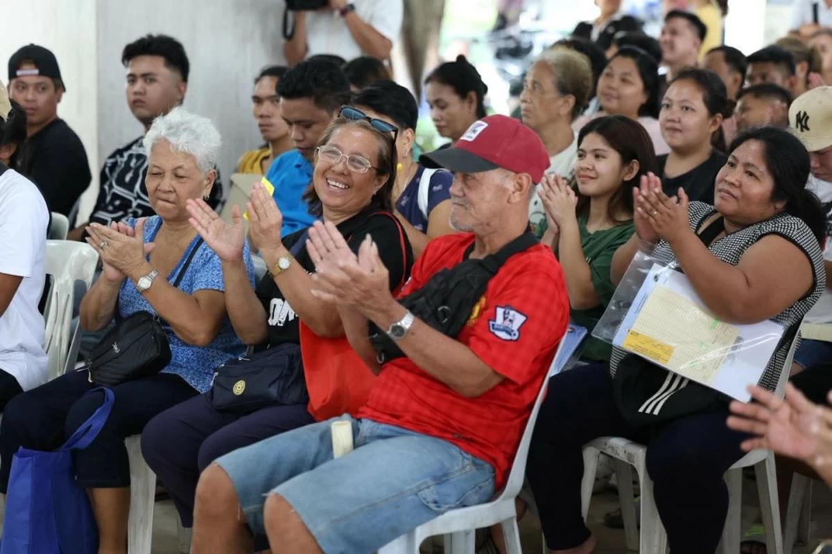Quezon City Mayor Joy Belmonte distributes financial and relief assistance to fire-affected families in seven barangays. (Photo courtesy of the Quezon City government)