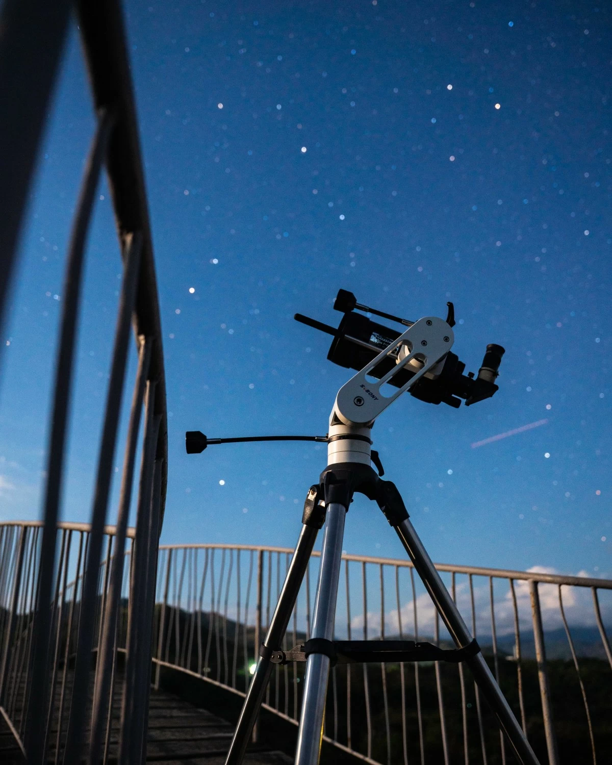 Stargazers learn about the night sky from astronomy experts.
(Image by Renz Perez/MGFI)
