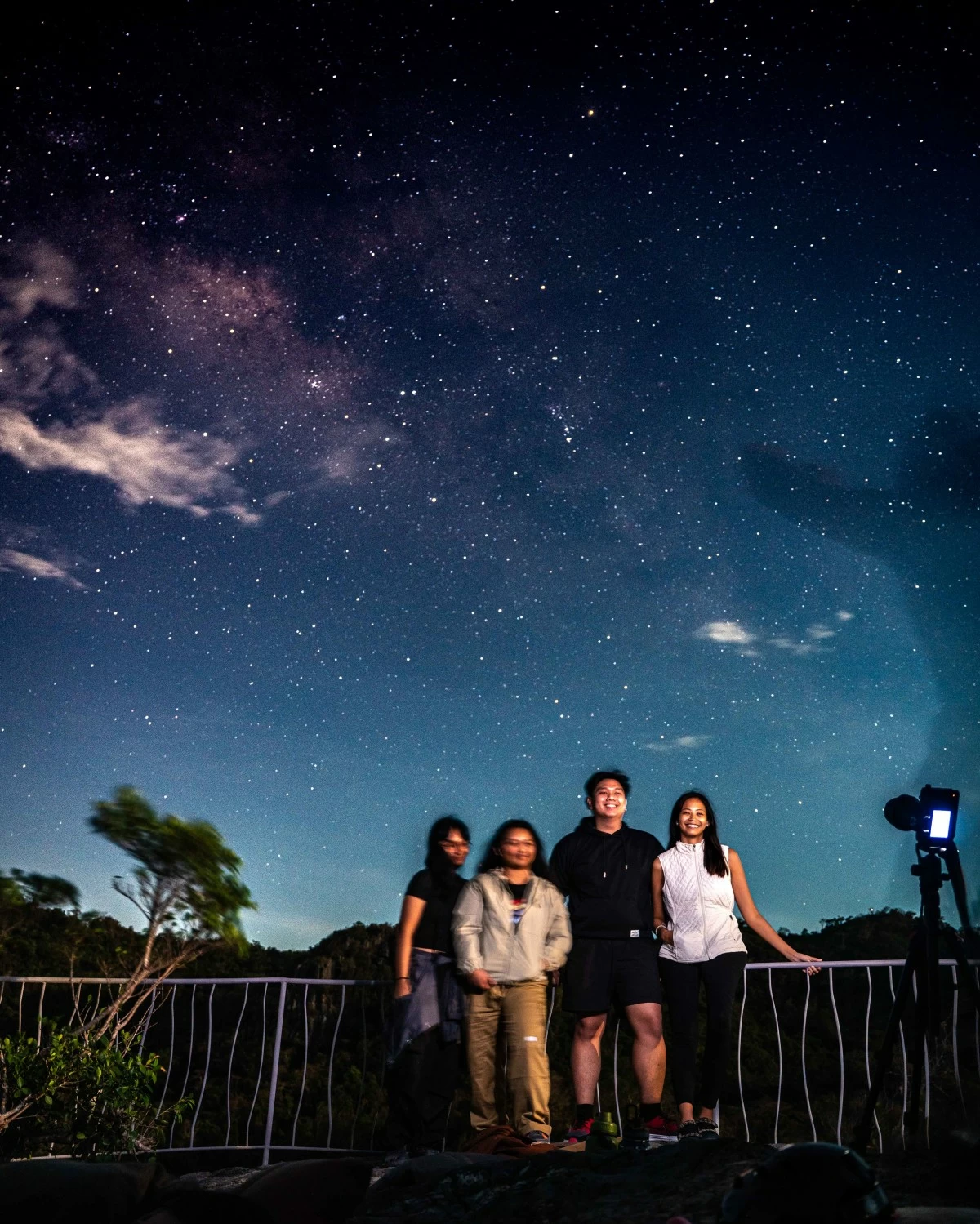 Stargazers learn about the night sky from astronomy experts.
(Image by Renz Perez/MGFI)