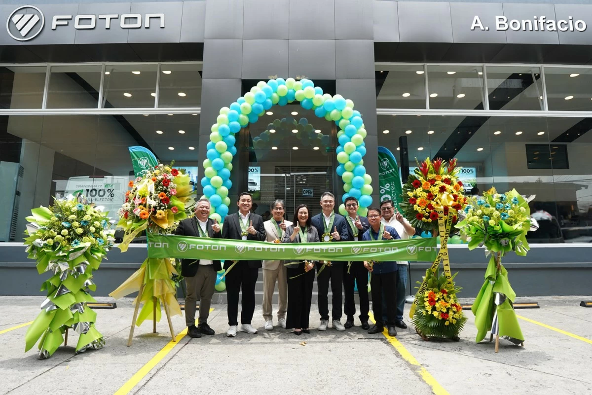 Foton and UAAGI executives together with Quezon City Mayor Joy Belmonte (center).
