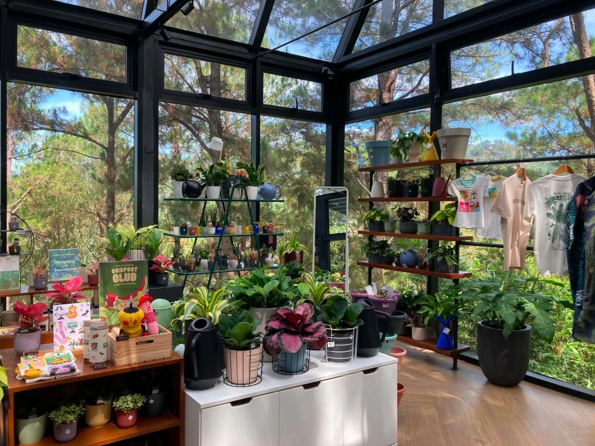 BRING NATURE HOME After walking through the stops, a souvenir store allows you to bring home plants to care after