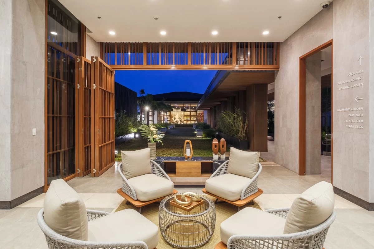 Guests are welcomed by warm interiors, natural light, and open spaces inspired by tropical resort living. (Photo: Megaworld Corporation)