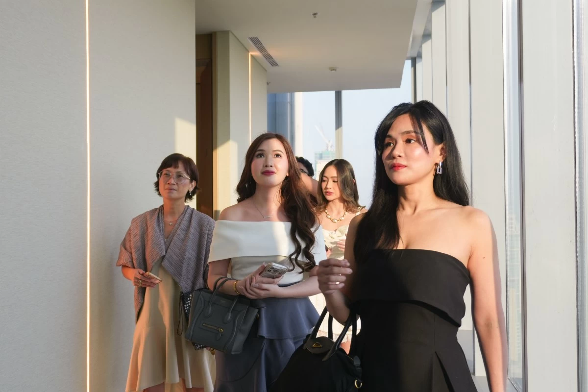 Guests exploring Clinique de Paris