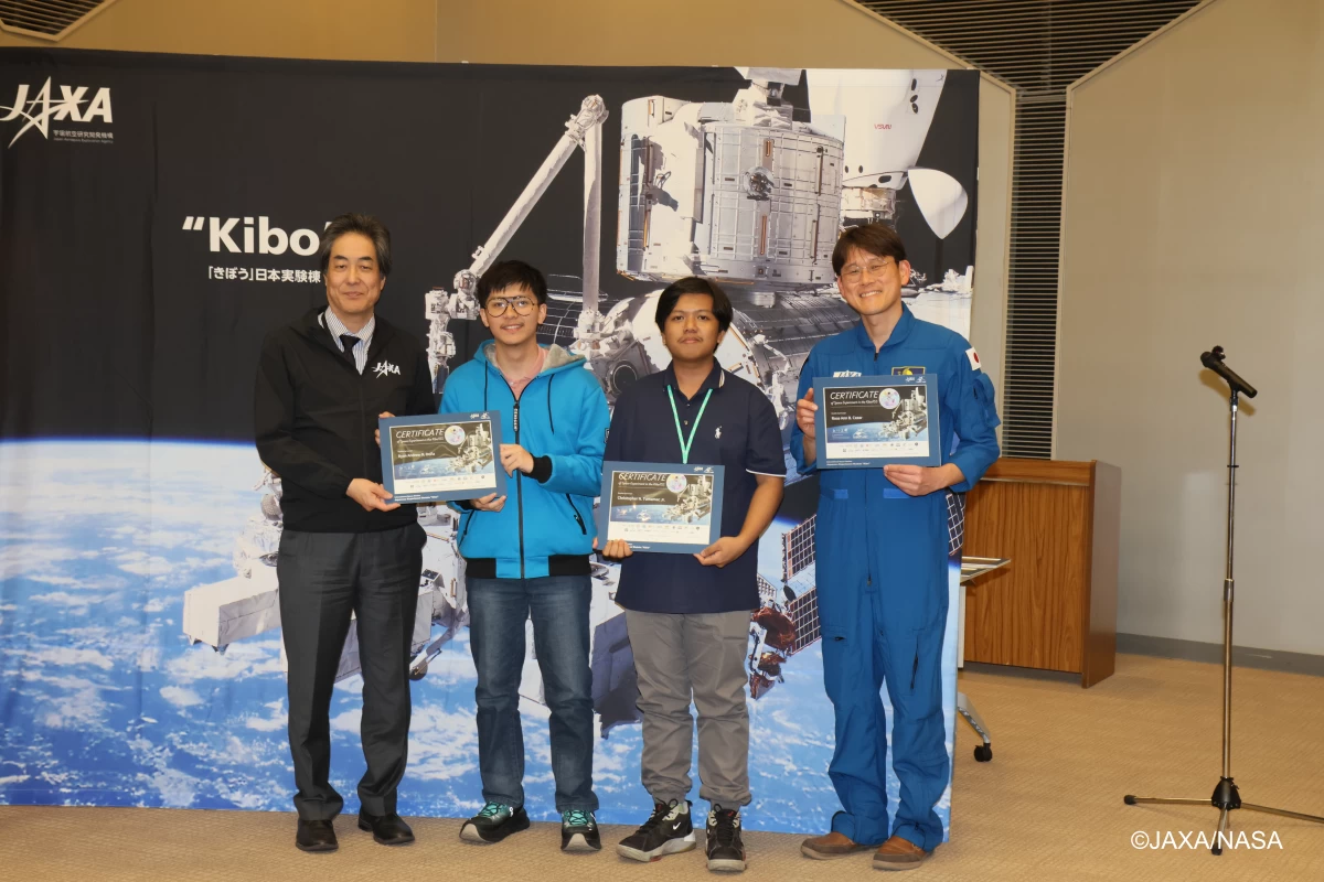 JAXA Kibo Utilization Center Director Dr. Masaki Shirakawa (left-most) and JAXA astronaut Norishige Kannai (second-to-the-right) present Team Double Gyroscope with their certificates as ATZG2025 finalists.