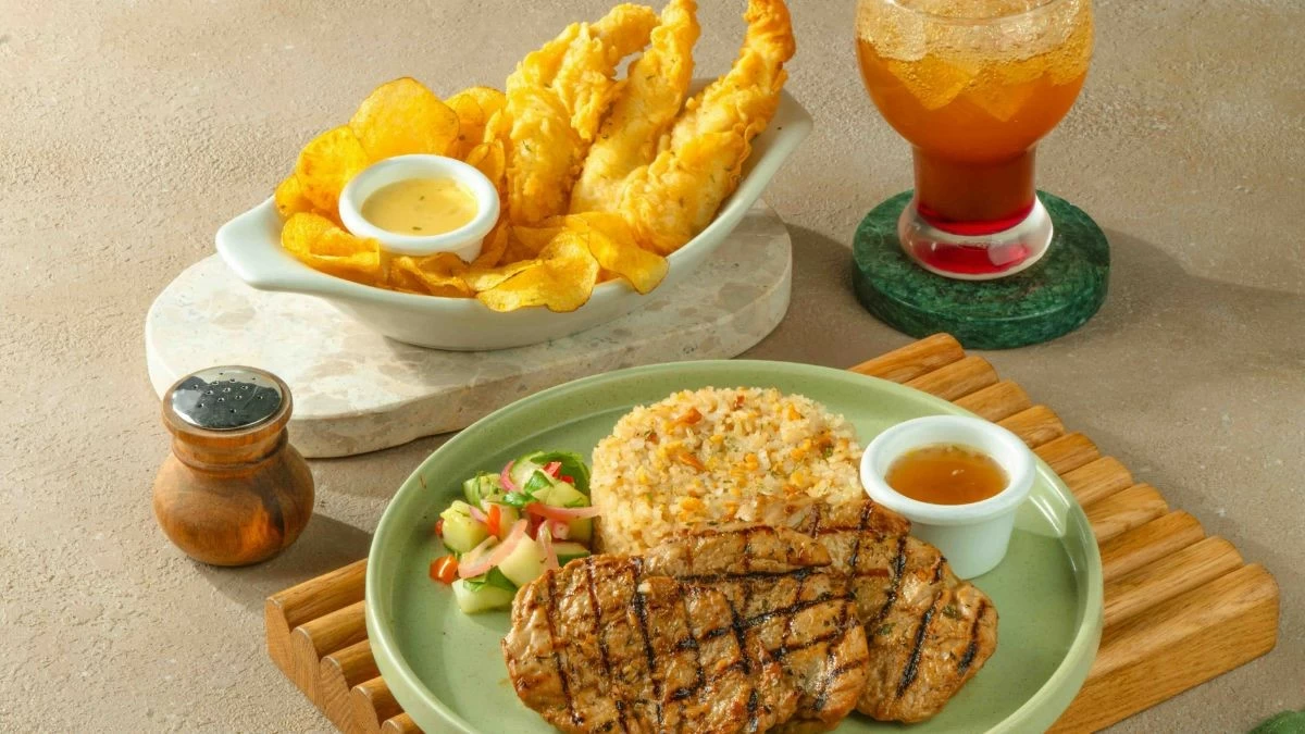 FIZZY PAIRING The Grilled Porkloin and Blushing Fizzy Tea combo balances savory flavors with a refreshing sip. (Photo: Italianni's)