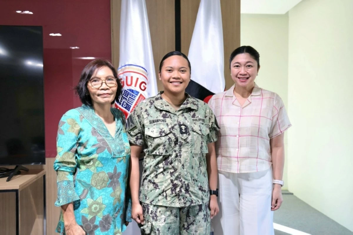 Taguig Mayor Lani Cayetano (extreme right) with Cadet Sharmaine Sumampong (center and Mercita Sumampong (Photo from Mayor Cayetano's Facebook account)