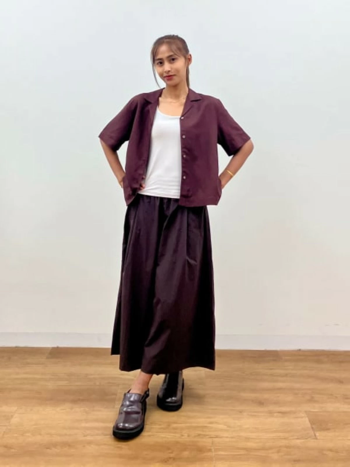 Style Hint Inspiration: AIRism Bra Sleeveless Top underneath the Linen Blend Open Collar Short Sleeve Shirt
