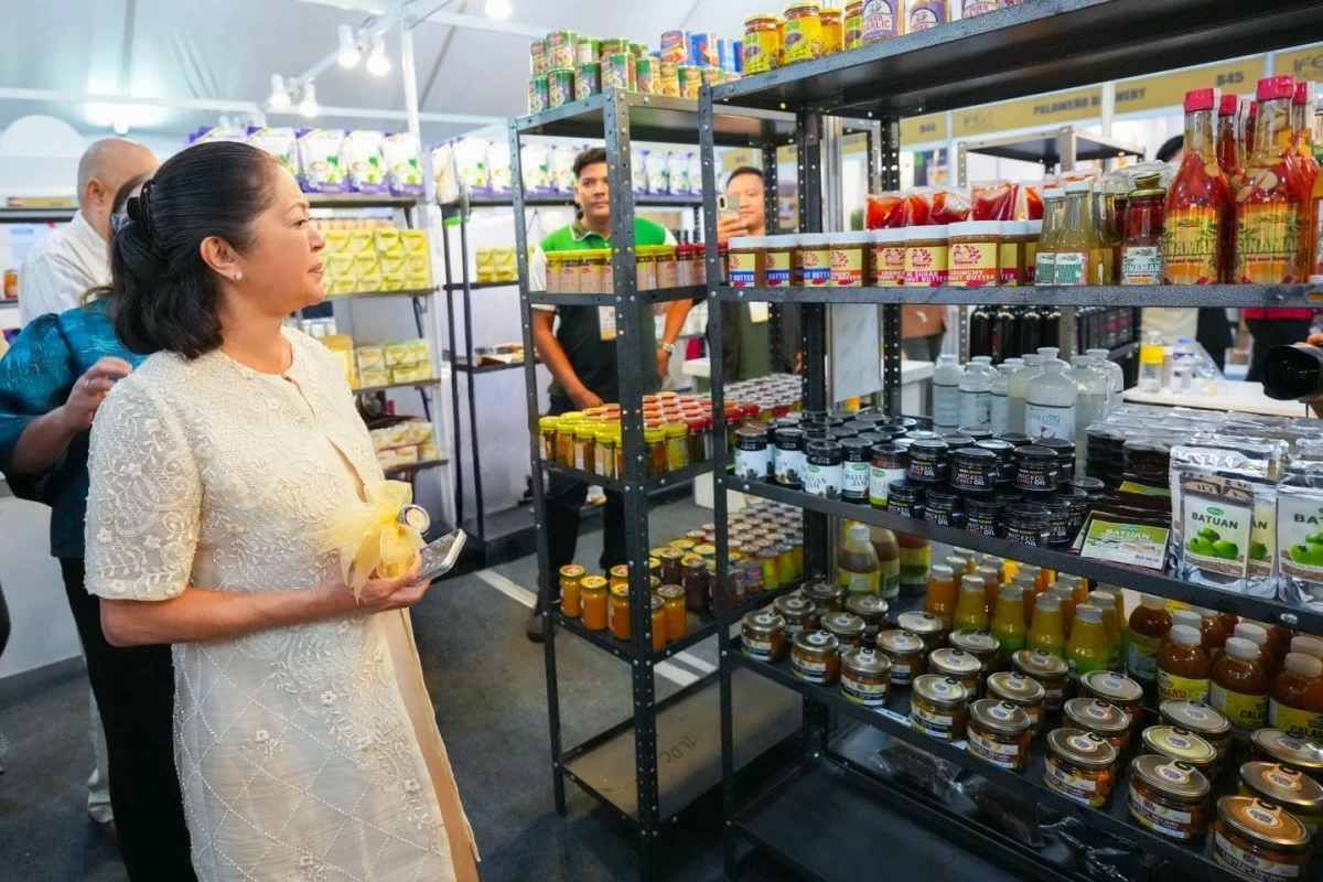 First Lady Liza Araneta-Marcos browses the different local food products at the IFEX Philippines 2026 at the World Trade Center, Pasay City, on May 21, 2026. (Liza Marcos/Facebook)