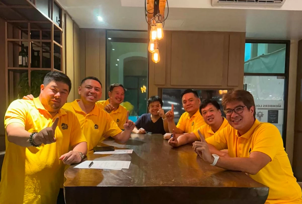 Alumni Association of Xavier School (AAXS) Batch ’01 president Christopher Tan (middle) meets with members of the organizing team for the golf meet on June 9 at Wack Wack Golf and Country Club in San Juan City. Also in photo are (from left), AAXS golf tournament chairman Oliver Gan, Batch ‘01 Homecoming chairman Prudencio Coyuito, Jeremy Go, Anthony Uy, Lauren de Jesus and Andrew Chua.