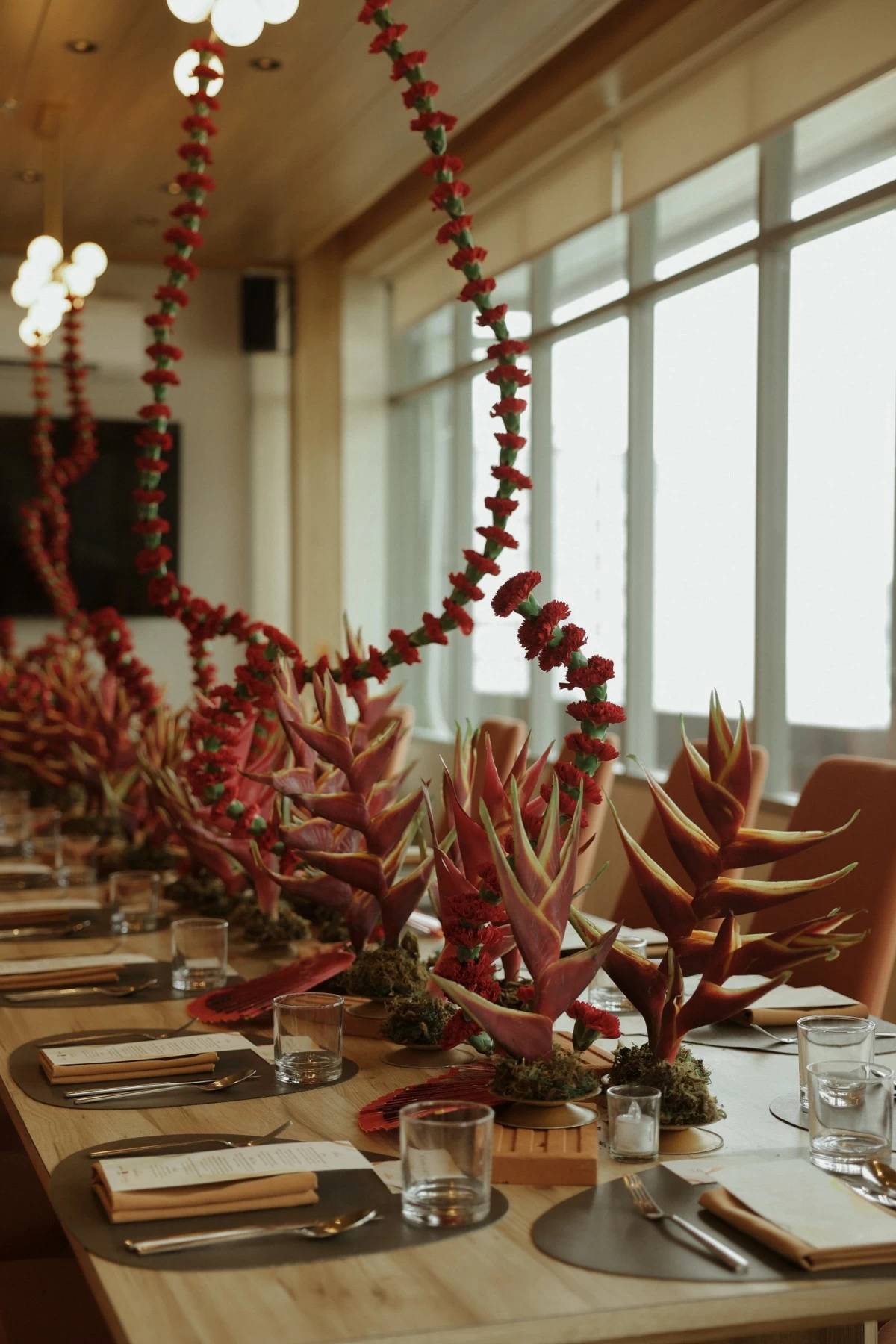 From cascading carnations to tropical heliconias reaching toward the lights like dancers mid-performance, Teddy Manuel’s setup beautifully brought together Spanish inspiration and Filipino craftsmanship for Let’s Celebrate 2026’s presscon.